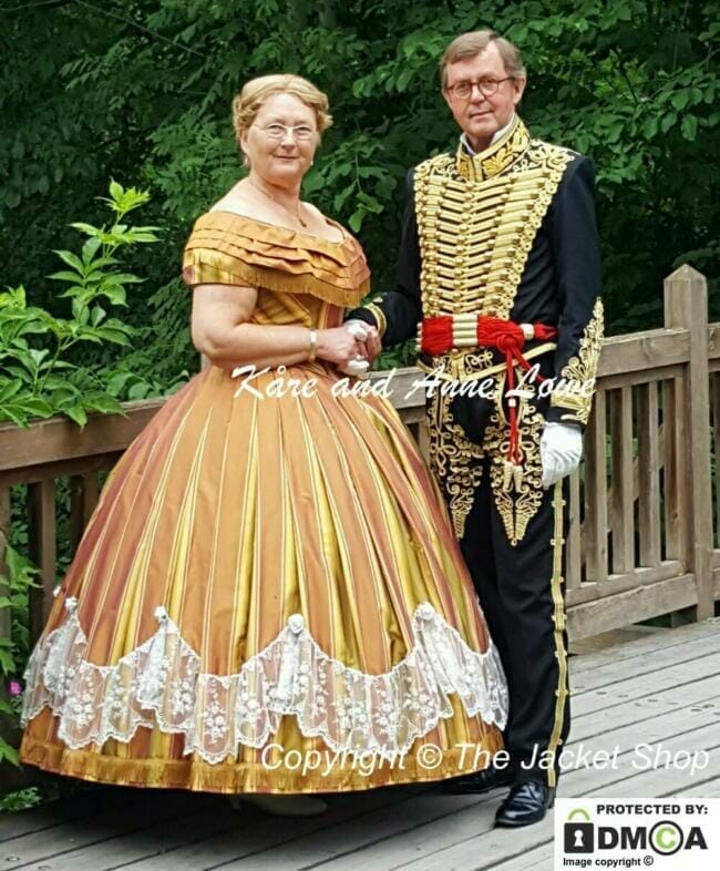 A beautiful picture of Kåre and Anne Løwe with Kåre wearing our Hussars Uniform on their special day